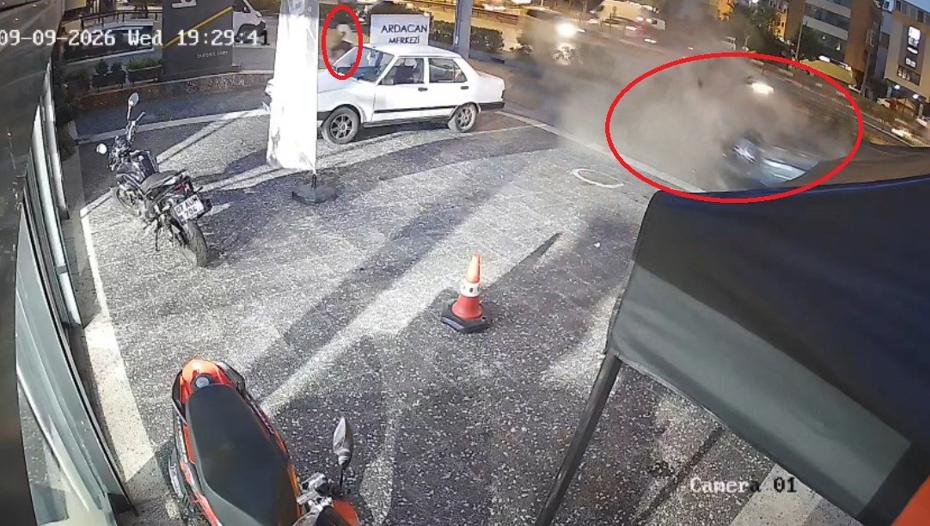 Antalya'da Dehşet Dolu Kaza: Motor Fırladı, Yaya Zamandan Tasarruf Etti