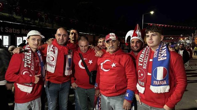 Milli Maç Heyecanı Stadyumu Doldurdu: Binlerce Taraftar Coşku İçinde Karşılaşmaya Katıldı