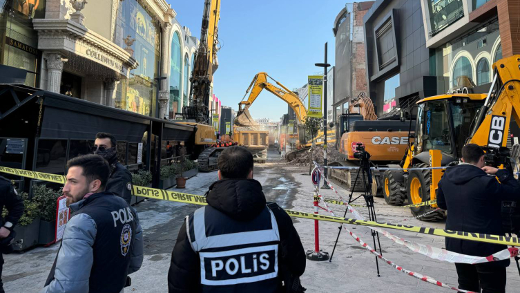 Güngören'de enkaz altında kalan işçiyi kurtarma çalışmaları sürüyor