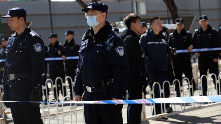 Çin’de bir araba ilkokulun önünde kalabalığa çarptı