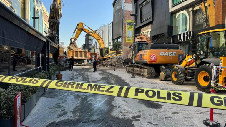 Güngören’de enkaz altında kalan işçiyi kurtarma çalışmaları sürüyor