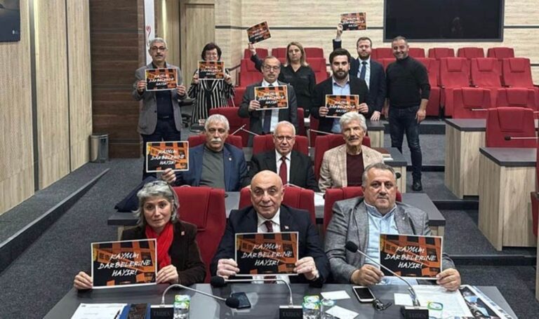 CHP’li yönetim kurulu üyelerinin AKP’li belediyedeki kayyuma oturma eylemi – Son Dakika Siyaset Haberleri