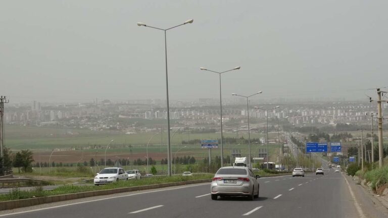 Uzmandan Diyarbakır’da toz taşınmasına karşı uyarı: Solunum hastalıkları olan kişilerde ciddi semptomlara neden olabilir.