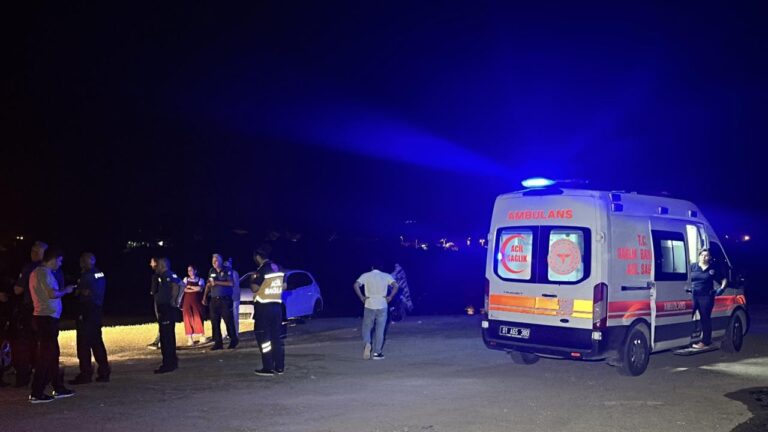 Tekne gezisi sırasında göle düşen kişi kayboldu