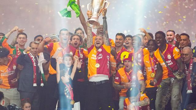 CANLI : Galatasaray, şampiyonluk kupasını kaldırdı!