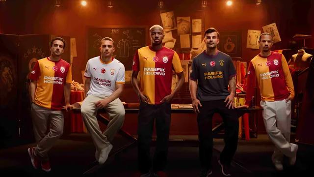 5 yıldızın yeri değişti! İlk… Galatasaray’ın yeni sezon formaları tanıtıldı! İşte fiyatı